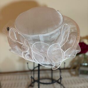Women’s Church / Derby Hat. 100% Wool. With netting. White with black decor.